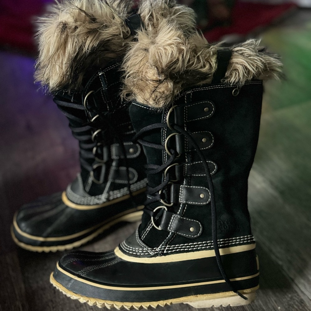 Size 8 sorel boots Joan of arc